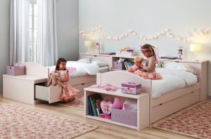 Dormitorio infantil modelo Roomplanner. Acabado laca mate en color rosa palo.