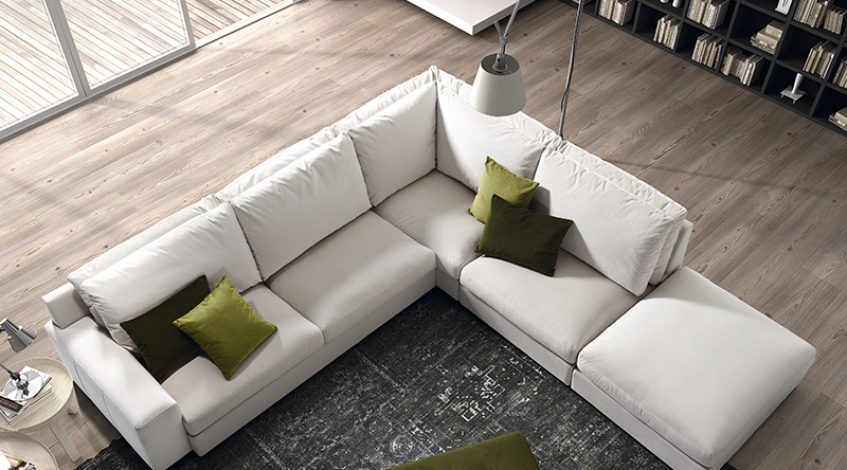 Se mire por donde se miré, el sofá es una pieza clave en cualquier salón.

El sofá debe ser un mueble funcional y cómodo. Pero al mismo tiempo, es también una pieza con mucha visibilidad e importancia. El salón es el centro de reuniones de nuestra casa y define su personalidad. Todos los elementos que forman parte en su decoración deben ser parte del conjunto. Por eso, el sofá debe estar en consonancia con nuestro estilo y acorde al resto de la decoración.