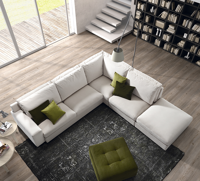 Se mire por donde se miré, el sofá es una pieza clave en cualquier salón.

El sofá debe ser un mueble funcional y cómodo. Pero al mismo tiempo, es también una pieza con mucha visibilidad e importancia. El salón es el centro de reuniones de nuestra casa y define su personalidad. Todos los elementos que forman parte en su decoración deben ser parte del conjunto. Por eso, el sofá debe estar en consonancia con nuestro estilo y acorde al resto de la decoración.