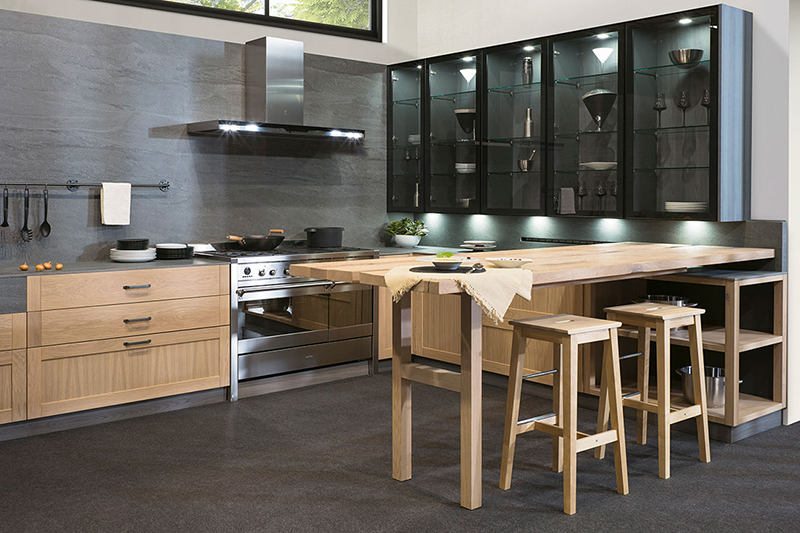 Combinación de muebles para la cocina en madera con azulejos en gris.