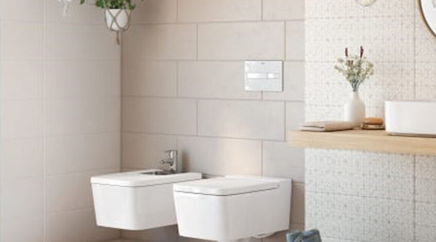 En Esil de Alba, ofrecemos una amplia gama de sanitarios de porcelana, ideales para quienes buscan combinar estilo, funcionalidad y durabilidad en sus baños. Los sanitarios de porcelana se han convertido en la opción preferida por su estética impecable y sus múltiples ventajas frente a otros materiales.

Uno de los principales beneficios de los sanitarios de porcelana es su resistencia. Este material es altamente duradero, lo que garantiza una vida útil prolongada incluso en ambientes húmedos como el baño. Su superficie lisa y no porosa hace que sea fácil de limpiar y mantener, reduciendo la acumulación de bacterias y manchas. Esto es fundamental para asegurar la higiene en uno de los espacios más importantes del hogar.