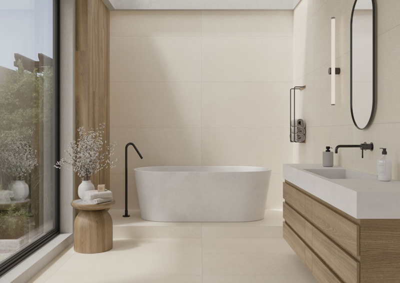 Los suelos porcelánicos para el baño se han consolidado como una de las mejores opciones en reformas y diseño interior. Gracias a su durabilidad, resistencia a la humedad y estética versátil, este material es ideal para transformar tu baño en un espacio moderno y funcional.

Una de las principales ventajas de los suelos porcelánicos para el baño es su resistencia al agua y a las manchas. Fabricados a partir de una mezcla de materiales de alta calidad y sometidos a temperaturas extremas, los porcelánicos ofrecen una superficie impermeable, perfecta para zonas húmedas como el baño. Además, son fáciles de limpiar, lo que los convierte en una solución práctica y de bajo mantenimiento.