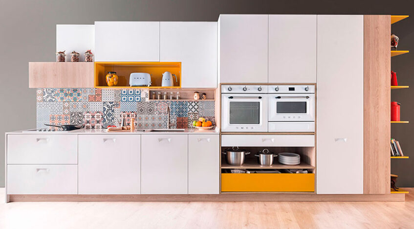 Cocinas modernas en Esil de Alba En Esil de Alba entendemos que la cocina no es solo un espacio de trabajo, sino el corazón del hogar. Por eso, diseñamos cocinas modernas, ergonómicas y funcionales, pensadas para facilitar el día a día sin renunciar al diseño contemporáneo. En este sentido, nuestra línea de cocinas con tirador mecanizado integrado combina tecnología, estética y comodidad en un único modelo que destaca por su versatilidad y elegancia.