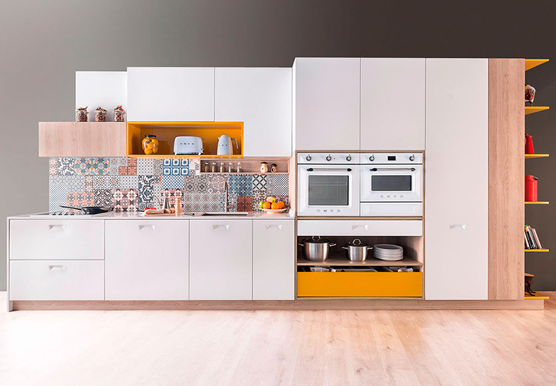 En Esil de Alba entendemos que la cocina no es solo un espacio de trabajo, sino el corazón del hogar. Por eso, diseñamos cocinas modernas, ergonómicas y funcionales, pensadas para facilitar el día a día sin renunciar al diseño contemporáneo. En este sentido, nuestra línea de cocinas con tirador mecanizado integrado combina tecnología, estética y comodidad en un único modelo que destaca por su versatilidad y elegancia.