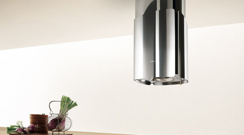 Campanas de cocina diferentes: estilo y funcionalidad en tu hogar ¿Por qué elegir campanas de cocina diferentes?
Instalar una campana de cocina distinta de los modelos tradicionales se han convertido en clave para quienes buscan unir diseño y practicidad en su hogar. Más allá de su función principal - eliminar humos y olores -, las campanas actuales aportan estilo y personalidad a la cocina, adaptándose a todo tipo de espacios y tendencias decorativas.