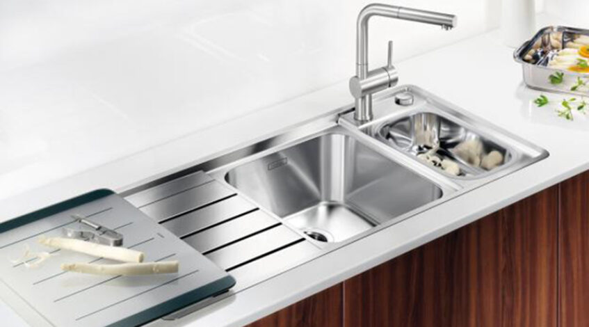 Elegir el fregadero adecuado es una de las decisiones más importantes al diseñar o renovar una cocina. Aunque a menudo se le presta menos atención que a los electrodomésticos o encimeras, el fregadero es un elemento clave tanto por funcionalidad como por estilo. En este artículo, te contamos todo lo que debes tener en cuenta para elegir el mejor fregadero para tu cocina.