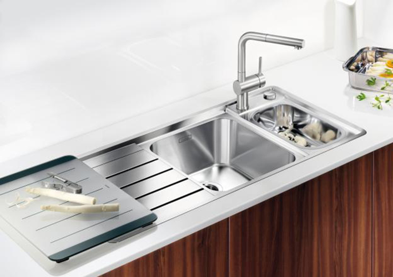 Elegir el fregadero adecuado es una de las decisiones más importantes al diseñar o renovar una cocina. Aunque a menudo se le presta menos atención que a los electrodomésticos o encimeras, el fregadero es un elemento clave tanto por funcionalidad como por estilo. En este artículo, te contamos todo lo que debes tener en cuenta para elegir el mejor fregadero para tu cocina.