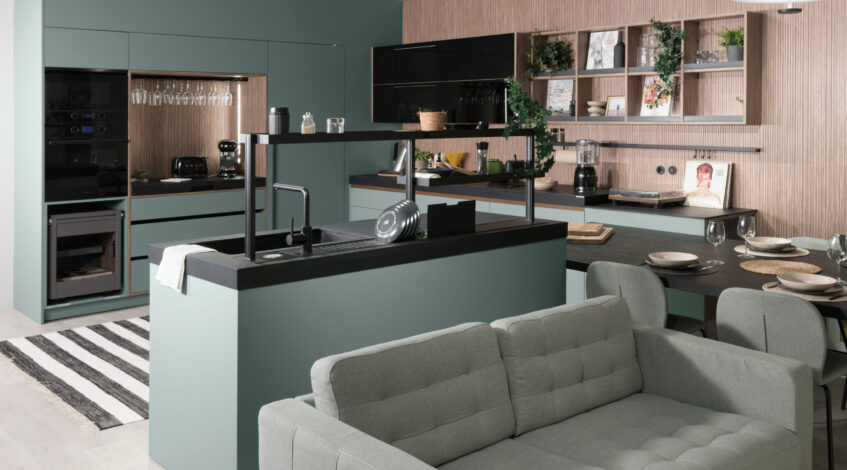 Isla de cocina: diseño, funcionalidad y estilo en tu hogar ¿Por qué incorporar una isla de cocina?
La isla de cocina se ha convertido en un elemento imprescindible en los proyectos de interiorismo modernos. Su versatilidad la hace perfecta tanto para cocinas amplias como para espacios abiertos, ya que aporta superficie extra de trabajo, almacenamiento y un diseño atractivo que realza el conjunto.