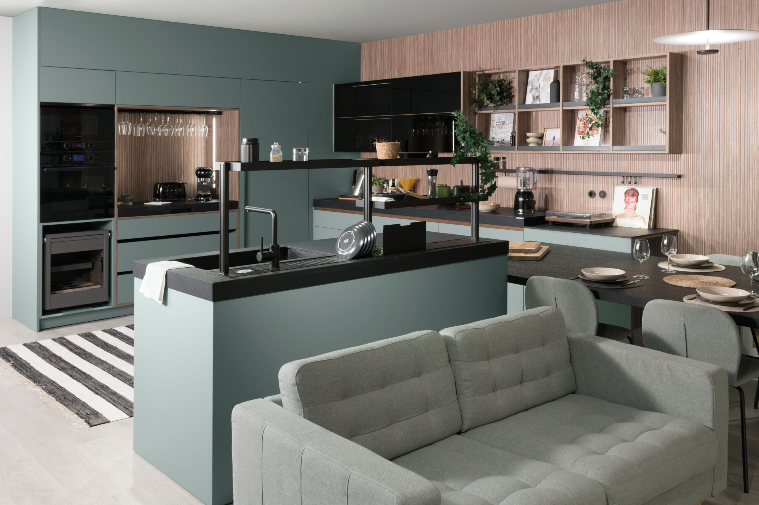 Isla de cocina: diseño, funcionalidad y estilo en tu hogar ¿Por qué incorporar una isla de cocina?
La isla de cocina se ha convertido en un elemento imprescindible en los proyectos de interiorismo modernos. Su versatilidad la hace perfecta tanto para cocinas amplias como para espacios abiertos, ya que aporta superficie extra de trabajo, almacenamiento y un diseño atractivo que realza el conjunto.