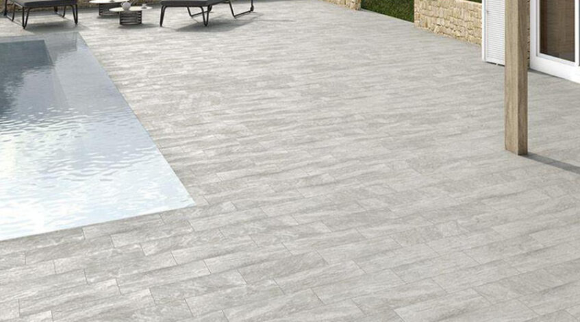 Los pavimentos porcelánicos para exterior se han convertido en la opción preferida de arquitectos, diseñadores y propietarios que buscan un suelo resistente, elegante y fácil de mantener. En Esil de Alba ofrecemos una amplia gama de porcelánicos pensados especialmente para terrazas, jardines, patios y zonas de piscina, donde la calidad y la seguridad son esenciales.