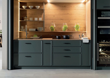 Muebles para cocinas pequeñas Diseñar una cocina pequeña puede parecer un reto, pero con los muebles adecuados es posible crear un espacio funcional, cómodo y lleno de estilo. En Esil de Alba te ayudamos a sacar el máximo partido a cada metro cuadrado con nuestros muebles para cocinas pequeñas, diseñados a medida y con soluciones inteligentes de almacenamiento.