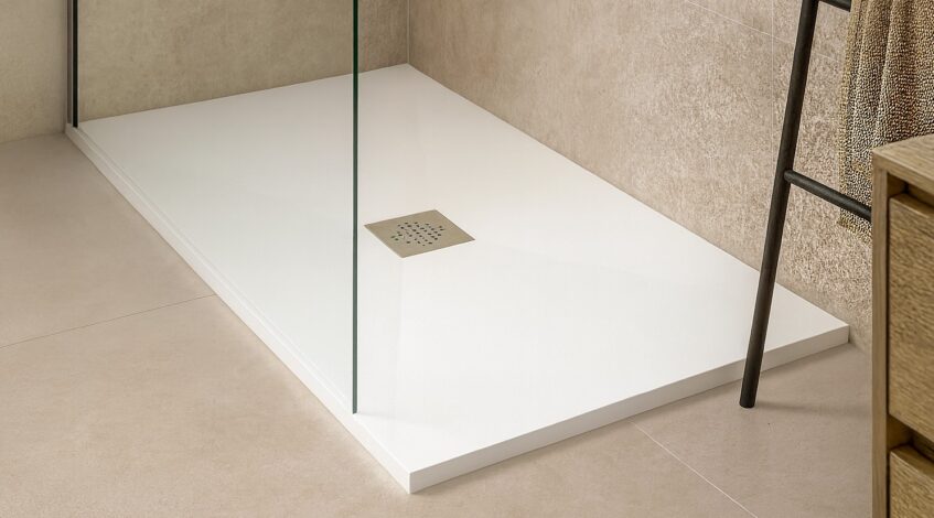 Por qué cada vez más hogares lo eligen

En los últimos años, la demanda de platos de ducha ha crecido de forma notable, y no es casualidad. En Esil de Alba, donde asesoramos a diario a clientes que buscan renovar su baño, vemos cómo esta opción se ha convertido en una de las favoritas gracias a su funcionalidad y diseño actual. Sin embargo, es importante destacar que tanto los platos de ducha como las bañeras y otras soluciones tienen su propio lugar, dependiendo del estilo de vida y las necesidades de cada hogar.