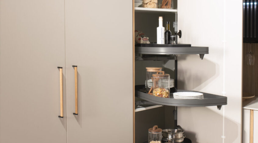 En Esil de Alba creemos que la cocina es mucho más que un espacio para preparar alimentos: es un lugar de creatividad, bienestar y conexión. Pero para que todo fluya, existe un ingrediente indispensable que muchas veces pasamos por alto: la importancia del orden en la cocina.