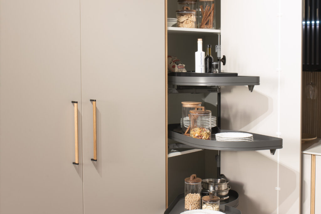 En Esil de Alba creemos que la cocina es mucho más que un espacio para preparar alimentos: es un lugar de creatividad, bienestar y conexión. Pero para que todo fluya, existe un ingrediente indispensable que muchas veces pasamos por alto: la importancia del orden en la cocina.