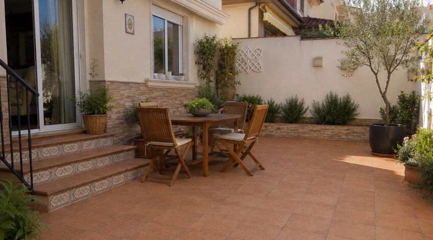 La mejor elección para espacios duraderos y elegantes

Cuando se trata de diseñar o renovar espacios exteriores, elegir el material adecuado marca la diferencia. El gres porcelánico especial para exterior se ha convertido en una de las opciones más demandadas gracias a su resistencia, estética y versatilidad. En Esil de Alba te contamos por qué es la mejor elección para tu proyecto de reforma de patio, jardín o terraza.