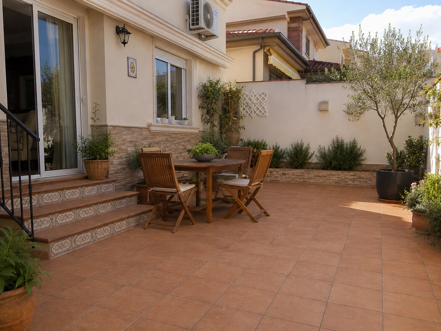 La mejor elección para espacios duraderos y elegantes

Cuando se trata de diseñar o renovar espacios exteriores, elegir el material adecuado marca la diferencia. El gres porcelánico especial para exterior se ha convertido en una de las opciones más demandadas gracias a su resistencia, estética y versatilidad. En Esil de Alba te contamos por qué es la mejor elección para tu proyecto de reforma de patio, jardín o terraza.