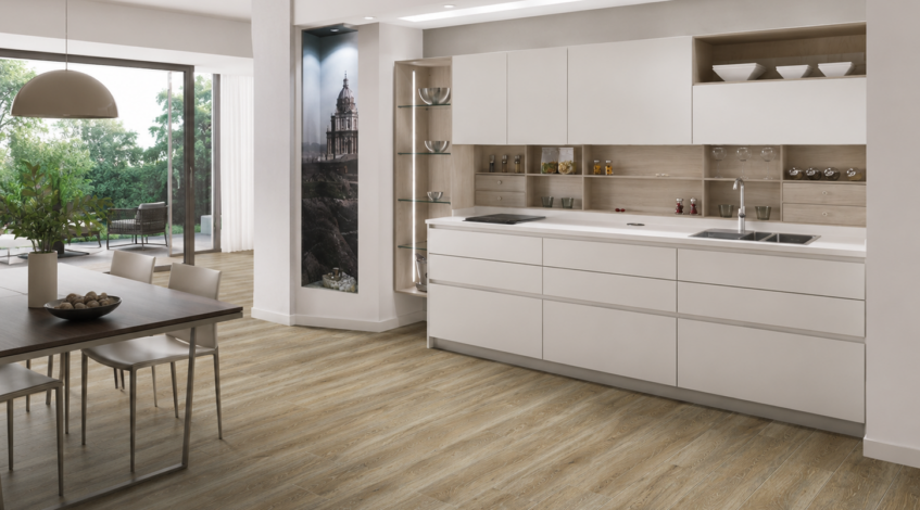 Diseño, resistencia y calidez para tu hogar.

Elegir el suelo de gres porcelánico para la cocina acabado madera es una de las mejores decisiones para quienes buscan combinar la belleza natural de la madera con las ventajas técnicas de la cerámica. Este tipo de pavimento se ha convertido en una de las tendencias más demandadas en decoración de interiores gracias a su versatilidad, durabilidad y fácil mantenimiento.

En Esil de Alba contamos con una amplia selección de modelos que reproducen fielmente las vetas, texturas y tonalidades de la madera natural, aportando a la cocina una sensación de calidez y confort sin renunciar a la resistencia que exige una estancia de uso diario.
