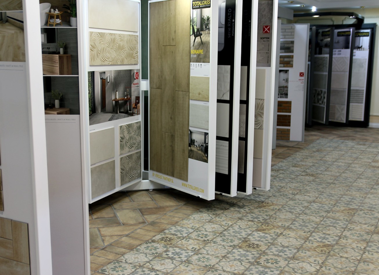 Materiales para reforma. Cómo elegir los mejores para conseguir un resultado duradero y con estilo.
Cuando llega el momento de renovar una vivienda o un local comercial, una de las decisiones más importantes es la elección de los materiales para reforma. No solo influyen en el aspecto final del proyecto, sino también en su durabilidad, mantenimiento, eficiencia y valor a largo plazo.
En Esil de Alba contamos con una amplia selección de materiales de alta calidad para ayudarte a crear espacios funcionales, elegantes y preparados para el paso del tiempo. En este artículo te contamos qué aspectos debes tener en cuenta antes de elegirlos.